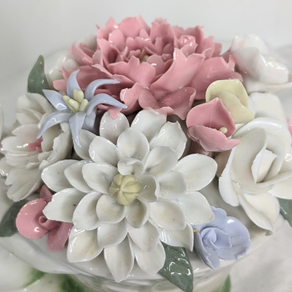 Easter Bunny with Porcelain Flowers Vintage - Picture 9 of 11